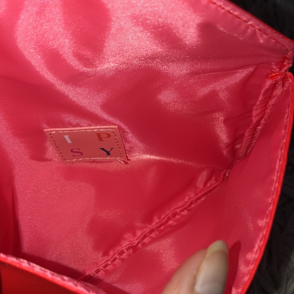 New Unused Ipsy “Sealed with a Kiss” Makeup Bag-Red/Gold-5x7-Flap Closure - Picture 5 of 11